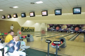 Bowling a kryté tenisové kurty